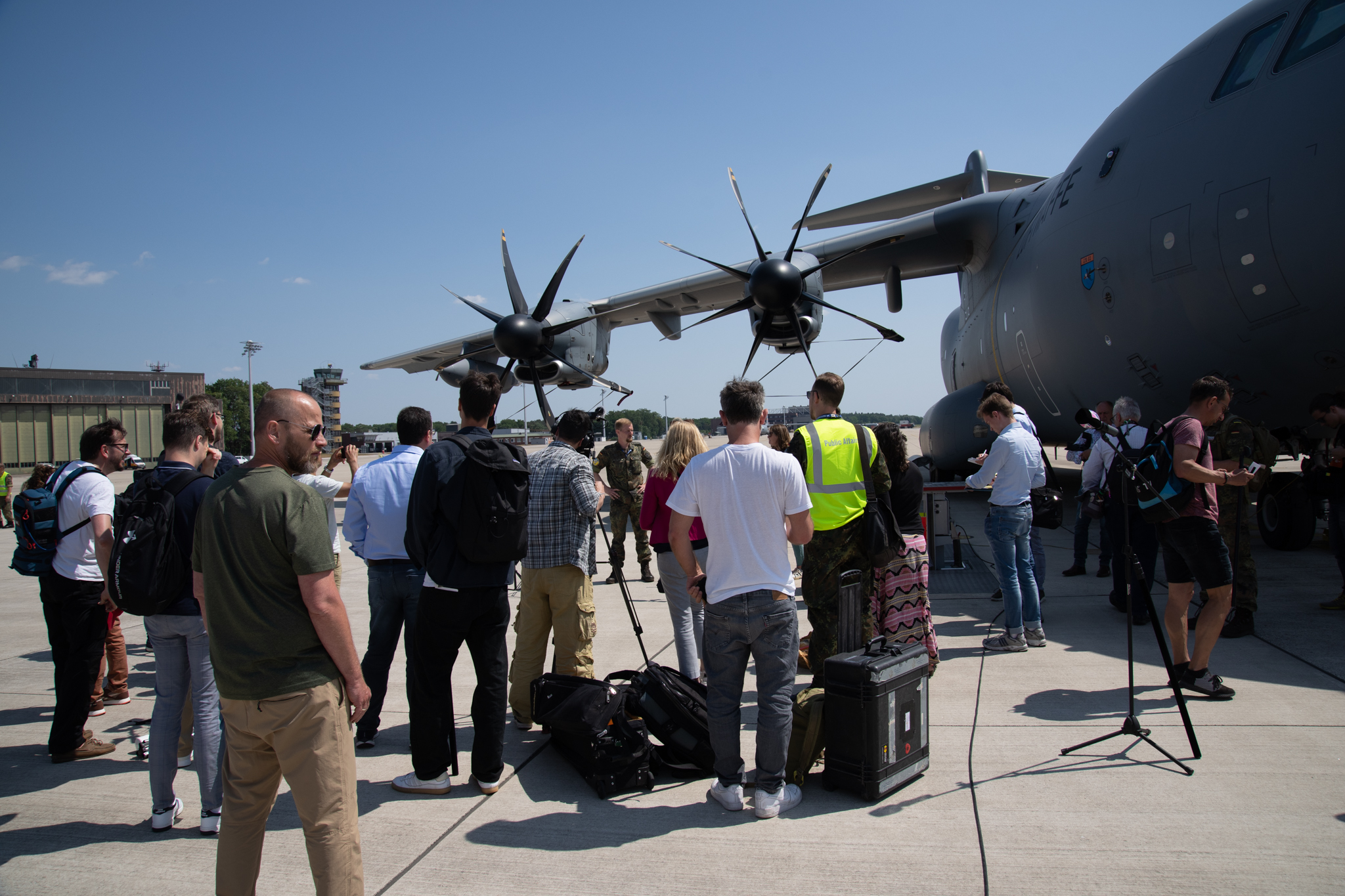 Air Defender 2023 Medientag Wunstorf 12.06.2023 - Journalisten aus aller Welt bringen sich in Position und erhalten zunächst eine "Einweisung" in die Aufgaben des LTG 62