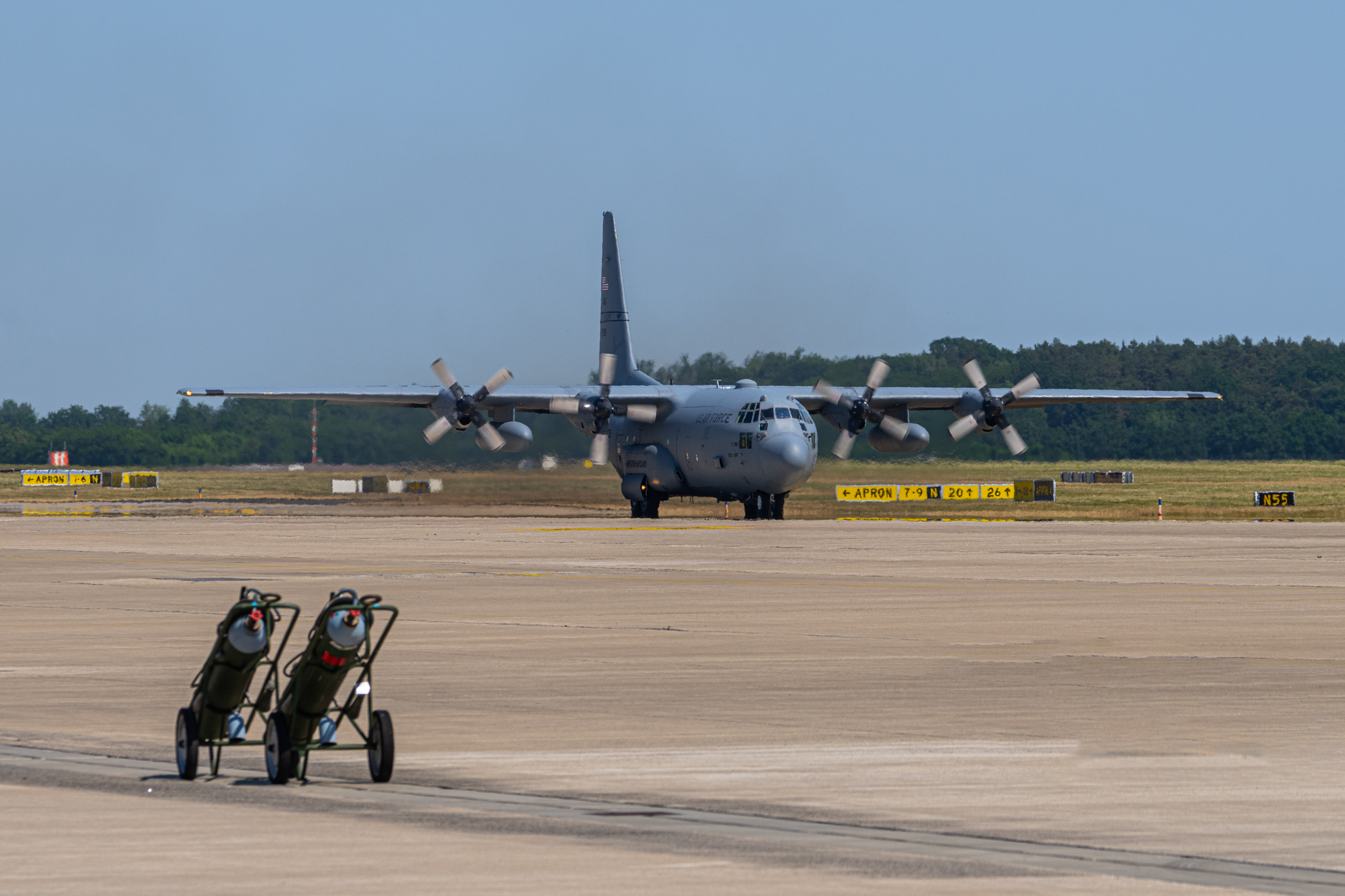 Aus den USA waren während der Übung 10 Transportflugzeuge Hercules C-130 stationiert. Hier auf dem Weg zum Start.