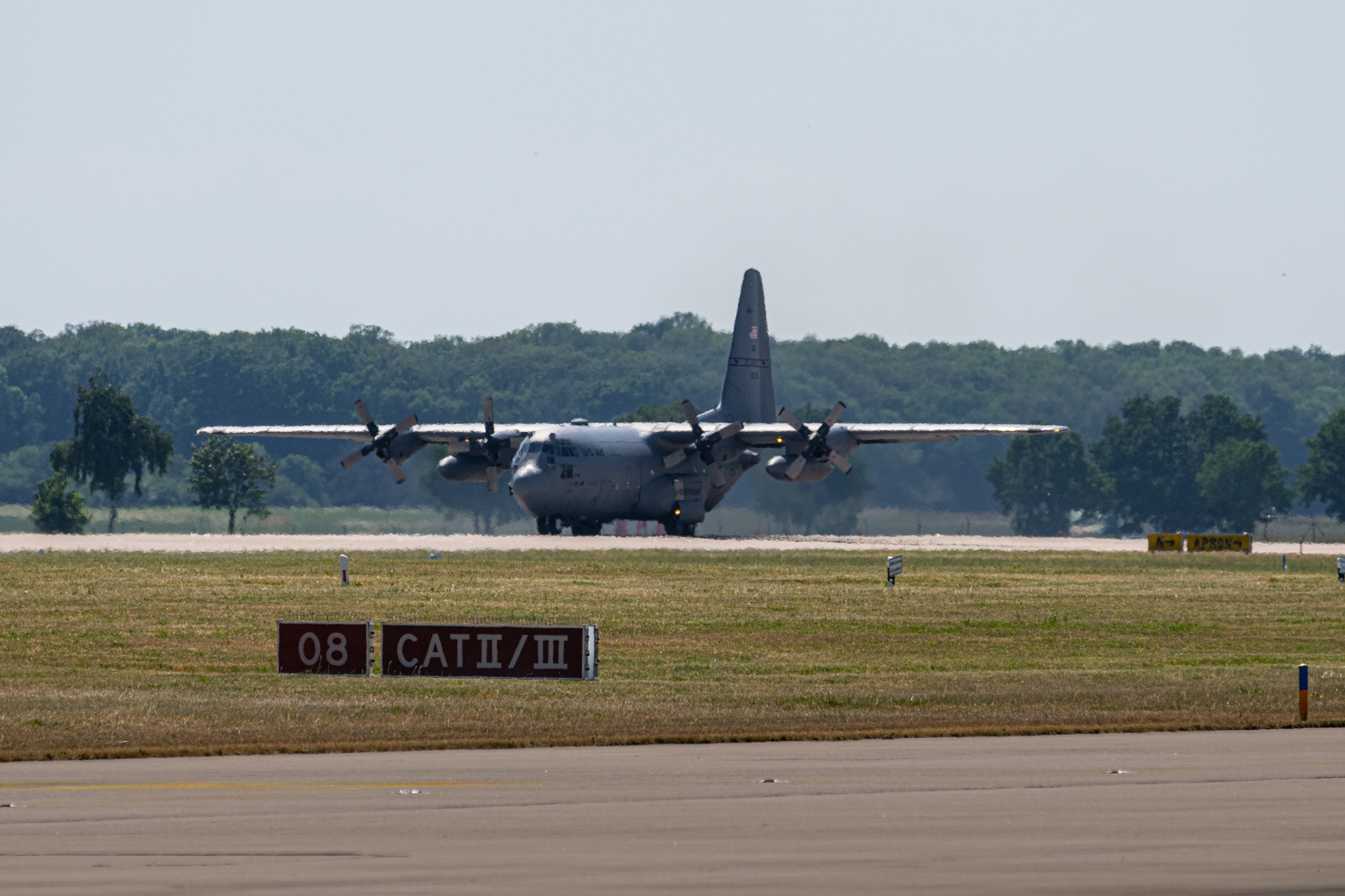 Die C-130 - ein, wenn nicht der Klassiker der militärischen Transportfliegerei. Nun aber Gas rein, Propeller anstellen, Bremsen lösen und los gehts.